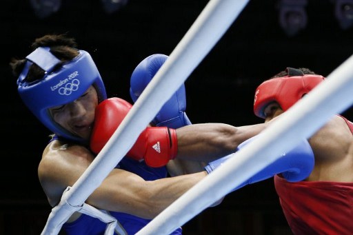 Ryota Murata of Japan (in blue) defends against Esquiva Falcao Florentino of Brazil (in red) during the Middleweight (75kg) boxing final of the 2012 London Olympic Games at the ExCel Arena August 11, 2012 in London. Murata won gold on a close 14-13 points decision. AFP PHOTO / JACK GUEZ