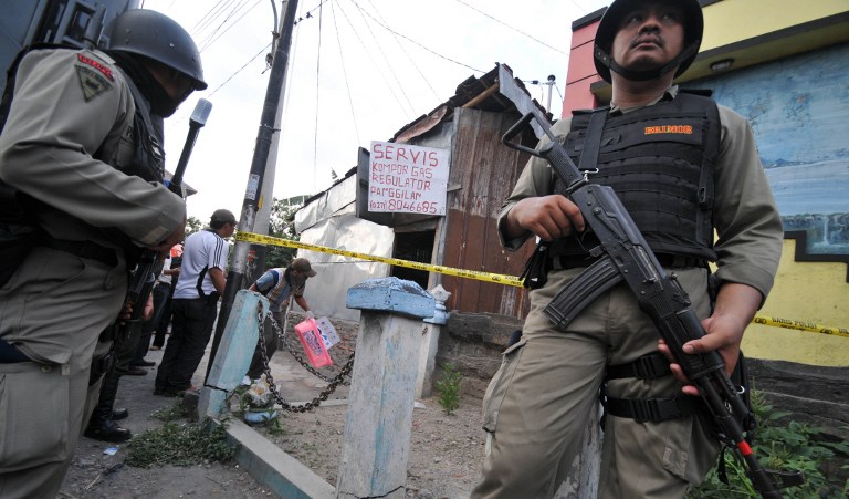 Indonesian anti-terror police Densus 88 secure a terror suspect's house during a raid in Mojosongo, Solo in Central Java on October 27, 2012. AFP PHOTO / Anwar MUSTAFA