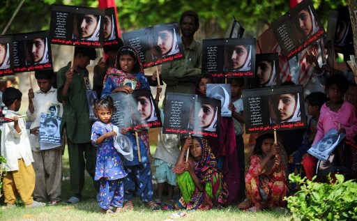 MALALA DAY. Pakistani flood affected victims carry photographs of child activist Malala Yousafzai to mark the "Malala Day" in Karachi on November 10, 2012. As the world prepared to mark "Malala Day" to support the Pakistani teenager shot by the Taliban for promoting girls' education, security fears in her hometown meant her schoolmates could not honour her in public. AFP PHOTO / RIZWAN TABASSUM