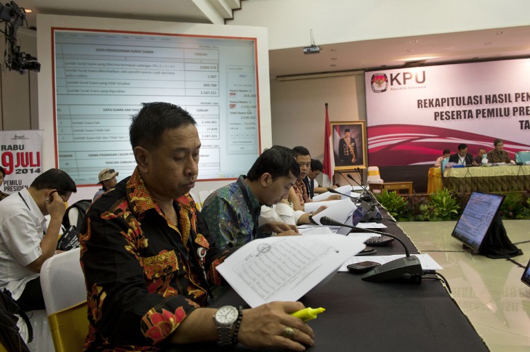 RECAPITULATION. Representatives of presidential candidate Joko Widodo (foreground) participate in the national tabulation by Indonesia's General Elections Commission (KPU) at their headquarters in Jakarta on July 21, 2014. Photo by Romeo Gacad/AFP
