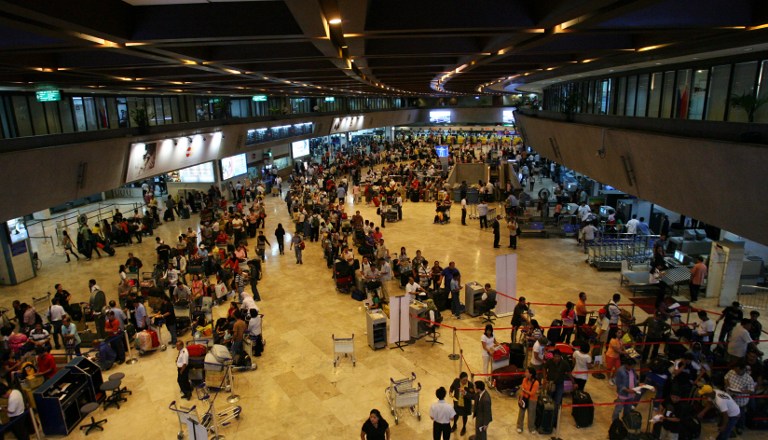 Passengers form a long line in front of airlines check in counters at the terminal building of Manila international airport on June 16, 2008. AFP PHOTO/TED ALJIBE