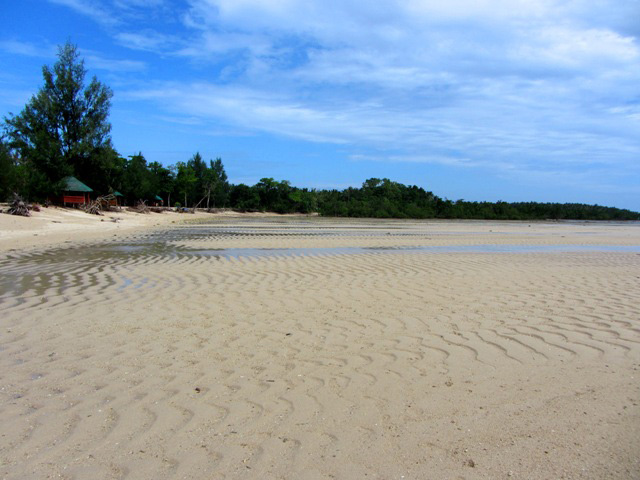 WAVES OF SAND. Cagbalete is known for its vast sand expanse with wave patterns come low tide. Photo by Liz Argulla