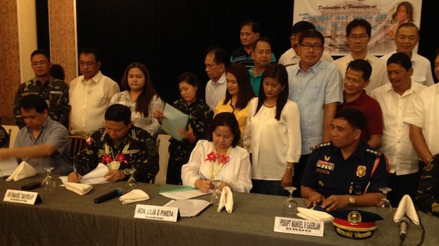 INSURGENCY-FREE: Armed Forces chief Gen Emmanuel Bautista signs a MOA turning over security operations to Pampanga Governor Lilia Pineda. Photo by Carmela Fonbuena/Rappler