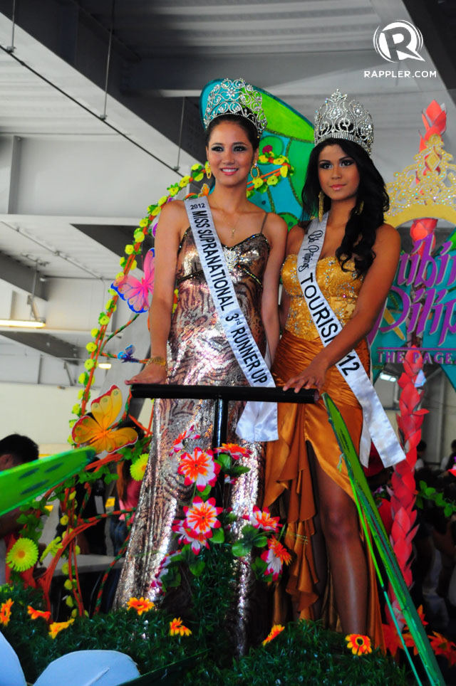 REIGNING QUEENS. 2012 Miss Supranational 3rd runner-up Elaine Moll and Miss Tourism 2012 Katrina Dimaranan pose on their float before the start of the parade