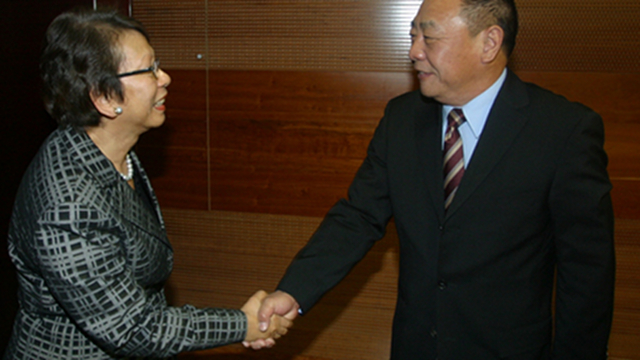 NEW ENVOY. Sonia Brady, whom the President named as the Philippines' new ambassador to China, meets with a Chinese government official during her previous posting in 2010. File photo from China's Ministry of Commerce website