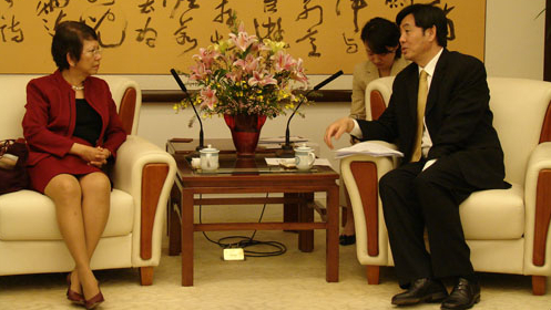 WIDE EXPERIENCE. Sonia Brady (left) meets with a Chinese Foreign Ministry official (right) in 2008, when she was also Philippine ambassador to China. File photo from chinaconsulatesf.org