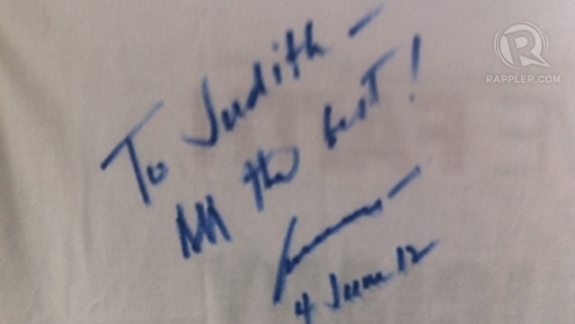 EX-CJ'S AUTOGRAPH. Former Chief Justice Renato Corona himself signed the shirt of Supreme Court employee Judith Tolentino when Corona visited the court Monday. 