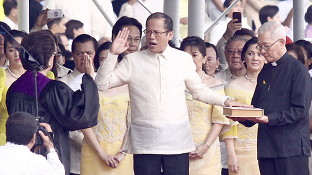 TAKING OATH. President Benigno Aquino III took his oath of office exactly two years ago. File photo from Malacañang/PCOO