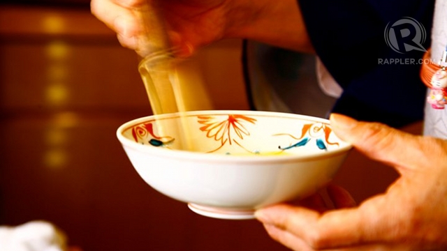 WAKTU DIUJI.  Proses memasak sukiyaki telah teruji oleh waktu.  Foto oleh Robert Uy