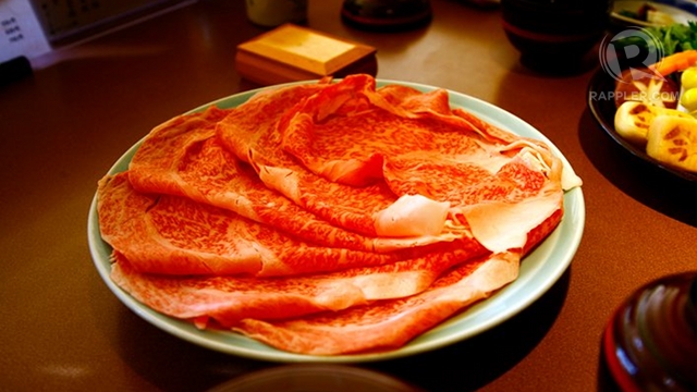 PRA-COATED.  Melihat bahan-bahan sukiyaki mentah adalah bagian penting dari hidangan.  Foto oleh Robert Uy