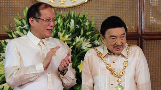 TOP AWARD. The late Dolphy Quizon receives one of the Palace's most prestigious awards from President Benigno Aquino III. Photo courtesy of the Malacanang Photo Bureau