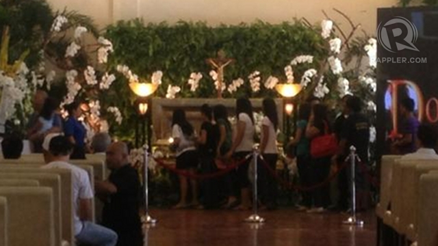 PUBLIC VIEWING. Hundreds come in small batches to pay tribute to Dolphy. 