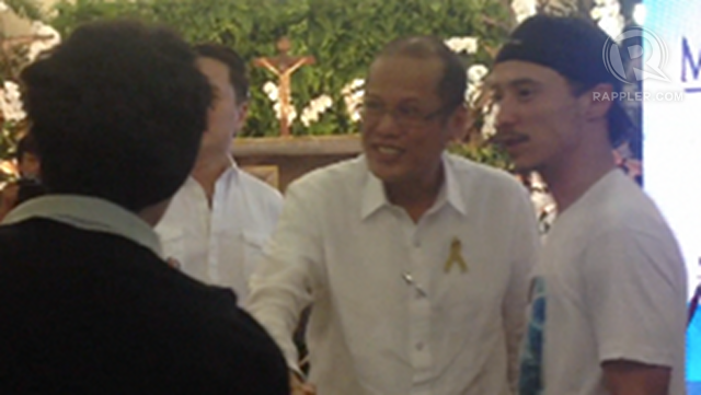 RESPECTED ARTIST. President Benigno Aquino III meets family and friends of Dolphy, an artist he says he highly respects. 