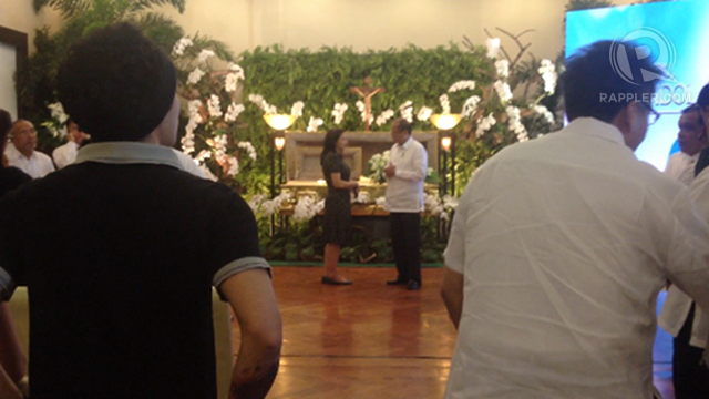 VISITING DOLPHY. President Benigno Aquino III chats with Dolphy's long-time partner, Zsa-Zsa Padilla, during Dolphy's wake.