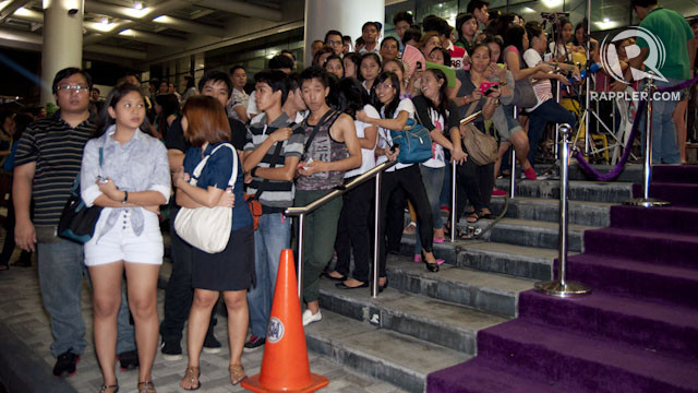ALL GOOD THINGS MUST WAIT. Fans get ready to enter the SM MOA Arena