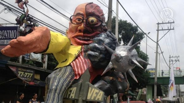 'DOBLE-KARA.' Protesters depict President Benigno Aquino III as Two-Face, a villain in Batman movies. Photo by Paterno Esmaquel II