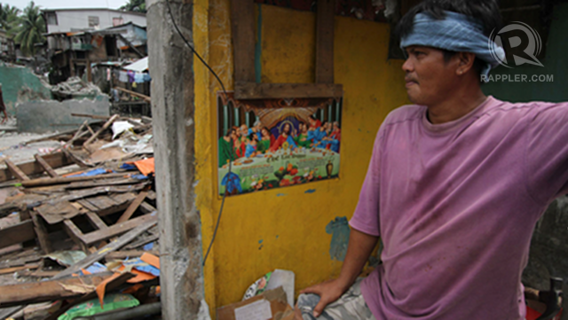 MOVING OUT. What hope do residents have after authorities demolished their houses? Photo by Karlos Manlupig