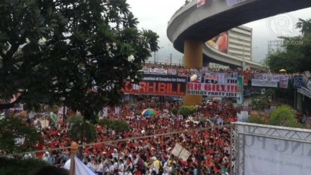 FIGHTING RH. Thousands flock to Edsa Shrine to protest the RH bill. Photo by Paterno Esmaquel II