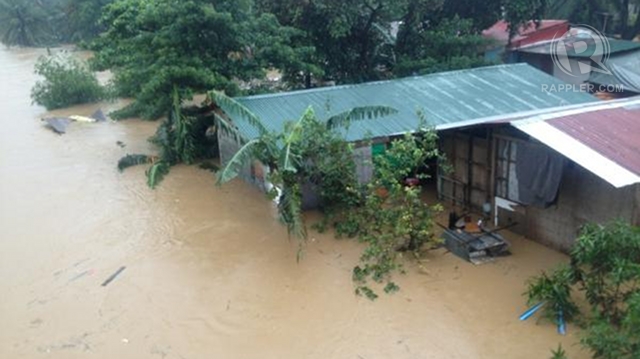 FAMILY FIRST. Residents affected by Ondoy-like flooding, such as those from San Mateo, Rizal (in photo), put their families above anything else. Photo by Paterno Esmaquel II