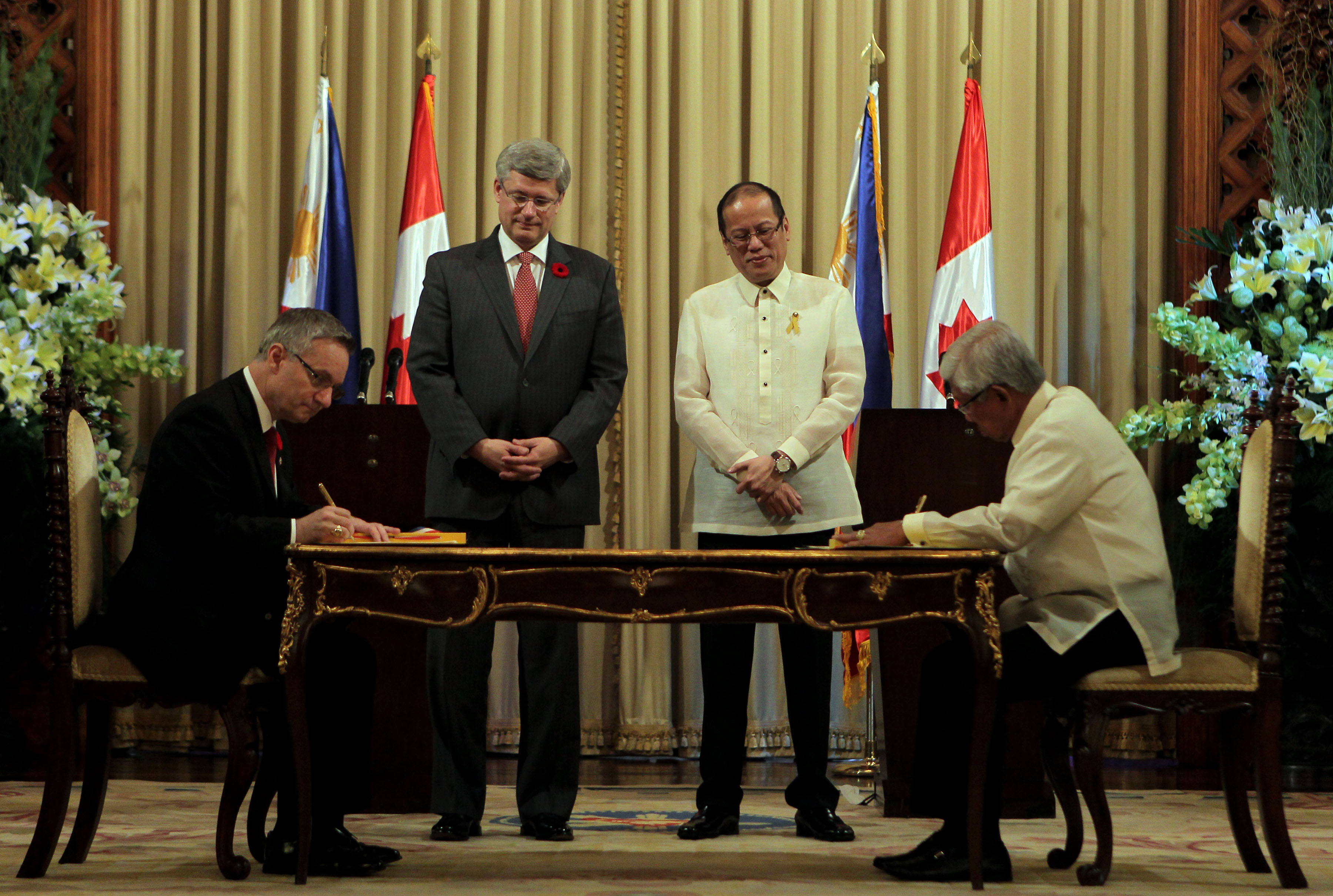 PROCUREMENT DEAL. President Benigno S. Aquino III and The Right Honourable Stephen Harper, Prime Minister of Canada, witnessed as Defense Secretary Voltaire Gazmin and Canadian Minister for International Trade Ed Fast signs the Memorandum of Understanding (MOU) between the Philippine Department of National Defense and the Canadian Commercial Cooperation on government-to-government transactions in defense and military-related procurements, at the Reception Hall, Malacañan Palace during his State Visit to the Republic of the Philippines on Saturday, November 10, 2012. Photo by: Benhur Arcayan / Malacañang Photo Bureau