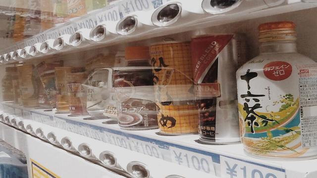 MEMBELI SODA. Kebanyakan toko menjual minuman kaleng bersoda seharga 120 yen, tapi di mesin otomatis biasanya hanya dihargai 100 yen.