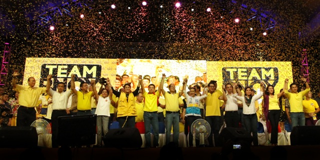 UNITED COLORS. President Benigno S. Aquino III endorses twelve Team PNOY senatorial candidates at a proclamation rally held at historic Plaza Miranda. (February 13, 2013) Photo by: Rodolfo Manabat/Malacañang Photo Bureau  