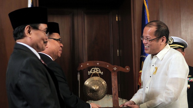 LASTING PEACE. In this file photo, President Benigno S. Aquino III welcomes MILF Chairman Al Haj Murad Ebrahim to Malacanang Palace. Malacanang photo.