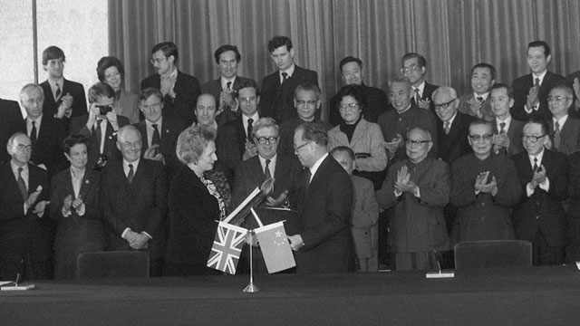 1984, December 19. Chinese Premier of the People's Republic of China Zhao Ziyang (R, first row) and British Prime Minister Margaret Thatcher (L, first row) in Beijing during the signing ceremony agreement over Hong Kong handover. AFP Photo