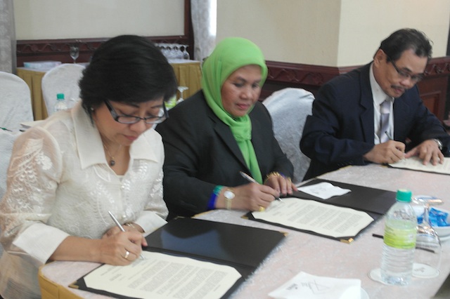 END OF ROUND 39. (L-R) Government peace panel chair Miriam Coronel-Ferrer, Malaysian facilitators' secretariat head Che Kashna, and Moro Islamic Liberation Front (MILF) peace panel chair Mohagher Iqbal sign the Joint Statement at the end of their four-day exploratory talks in Kuala Lumpur on August 25, 2013.Photo by OPAPP