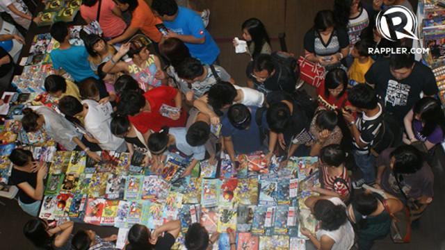 FOR THE LOVE OF COMICS. Pinoys endure the scorching heat, long lines, arguments with fellow comic addicts, and no-potty-break moments just to have their hands on these free limited edition comic books. Photo by Rappler/Alexandra Leal