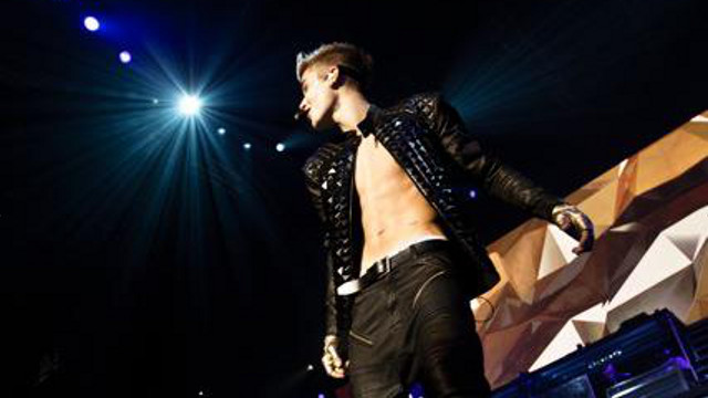 THE SHOW MUST GO ON. Justin Bieber continues his set after an attack by a fan. Photo from the Justin Bieber Facebook page
