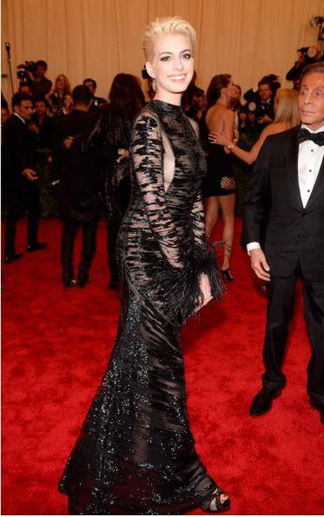 PUNK LOOK. Anne Hathaway pairs her bleach blonde hair with an edgy Valentino gown. Photo from Twitter (@HOLLYWIRE)