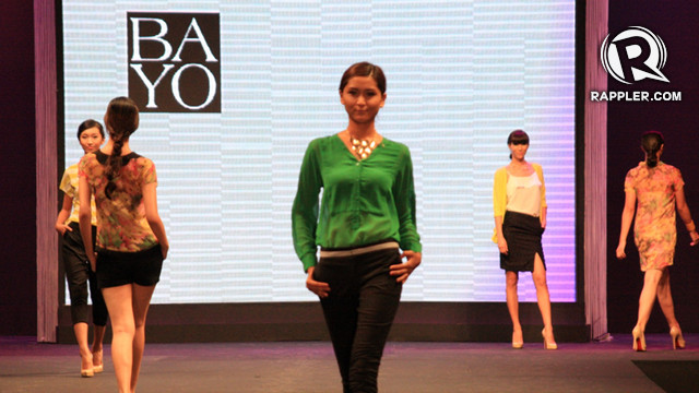 FAVORITE LOOK: CENTER. Bayo combines smart casual wear in soft colors. This look stands out with its soft green top that we know can be worn several ways. 