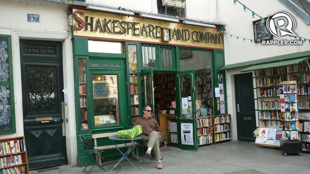 The movie begins here, the Shakespeare and Co. bookstore, where Jesse is meeting reporters about his book