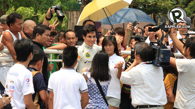 Marlon readily poses with fans outside Manila Hotel