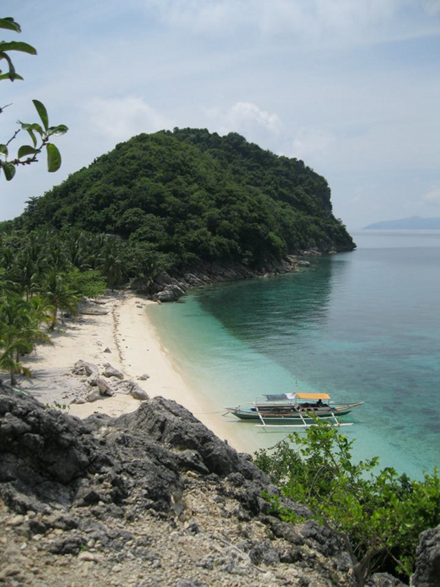 WORTH THE CLIMB. Cabugao Gamay Island viewed from a cliff is a favorite shot of travelers. Photo by Kat Torres