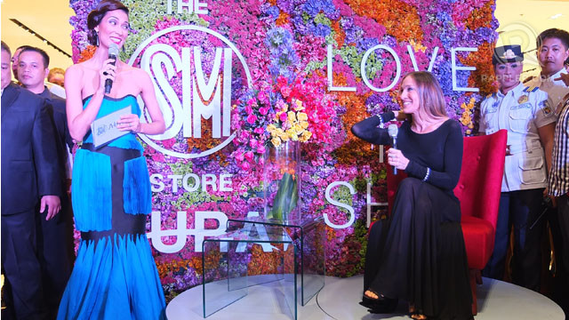HOST AND GUEST. Host Joey Mead and Sarah Jessica Parker share a light moment