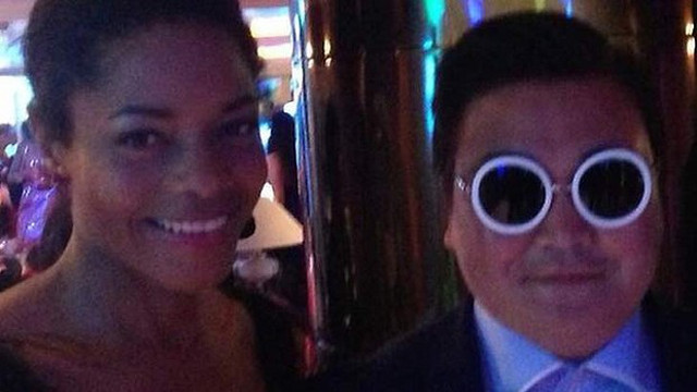 FOOLED. Even 'Skyfall' star Naomie Harris was fooled, tweeting a picture of herself with the fake Psy. Photo from Twitter (@NaomieHarris)