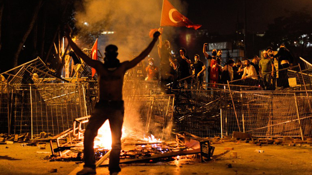 VIOLENCE IN ISTANBUL. Protestors clash with riot police between Taksim Squake and Besiktas in Istanbul, on June 1, 2013, during a demonstration against the demolition of the park. Photo by Gurcan Ozturk/AFP
