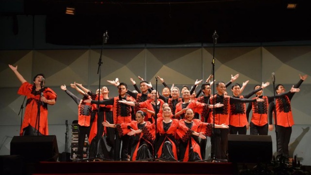 WELCOMED WITH OPEN ARMS. The UP Concert Chorus earned much appreciation from the Malaysian and Filipino audience. Photo courtesy of Paulina del Monte