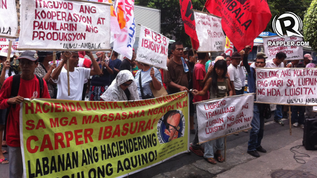 LET US PICK. Hacienda Lusita farmers rally in front of the Supreme Court claiming that they should decide who will audit the P 1.3 billion proceeds of the estate. Rappler/Ace Tamayo