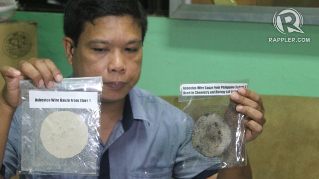 CANCEROUS. ALU-TUCP advocacy officer Alan Tanjusay shows asbestos-laden wire gauzes found in some high schools in Metro Manila. Photo by Jee Geronimo/Rappler