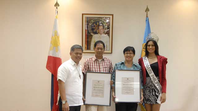 AWARD-WINNING FAMILY. Br Luistro poses with Binibining Pilipinas-Universe Ariella Arida and her teacher-parents. Photo from the DepEd Communications Unit