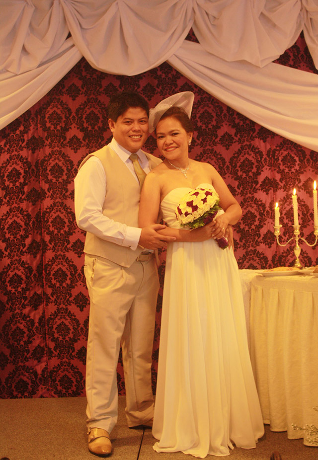 OVERSEAS WEDDING, FILIPINO ESSENTIALS. Jun and Cynthia Baris’ clothes and flowers came all the way from the Philippines to their wedding in Singapore. Photo courtesy of Jun Baris