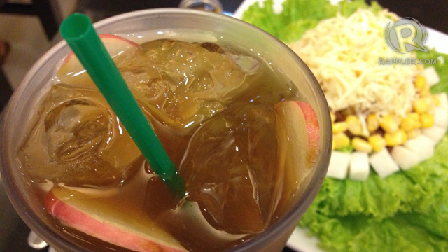 HONEY APPLE ICED TEA. Perfect for tea lovers like this writer. Having those slices of apple to munch on is heaven!