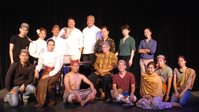 VIVID DRAMA. An energetic cast revs up this heartbreaker about Indonesia's great writer. Photo courtesy of CCP