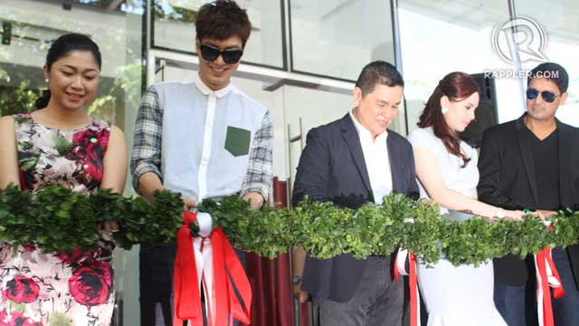 STAR POWER. Lee Min Ho, Lucy Torres-Gomez and Richard Gomez lead the ribbon-cutting