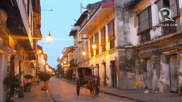 WAKING UP. Calle Crisologo looks magical in the early hours of the morning. Photo by Pia Ranada/Rappler