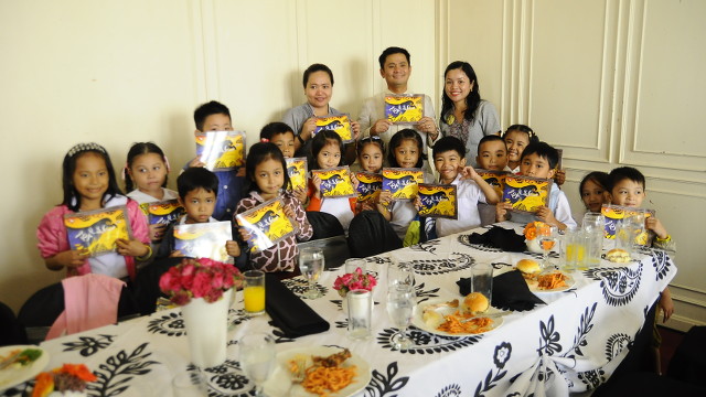 A BOOK TO CHERISH. Students of Rafael Palma Elementary School pose with EDSA People Power Commissioner Ogie Alcasid, holding their copies of 'EDSA' 