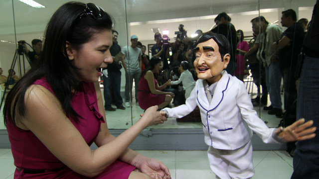 HAPPY BIRTHDAY! Zsa Zsa Padilla shakes hands with Dolphy the Puppet. Photos by Arcel Cometa